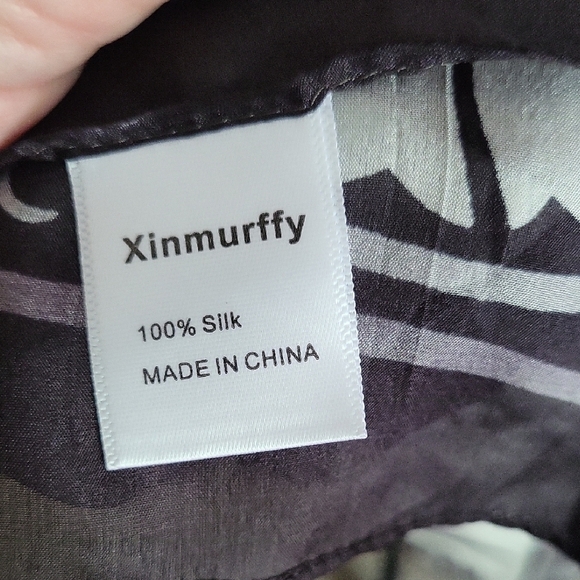 Elegant Black and White Patterned Shawl - Picture 2 of 8